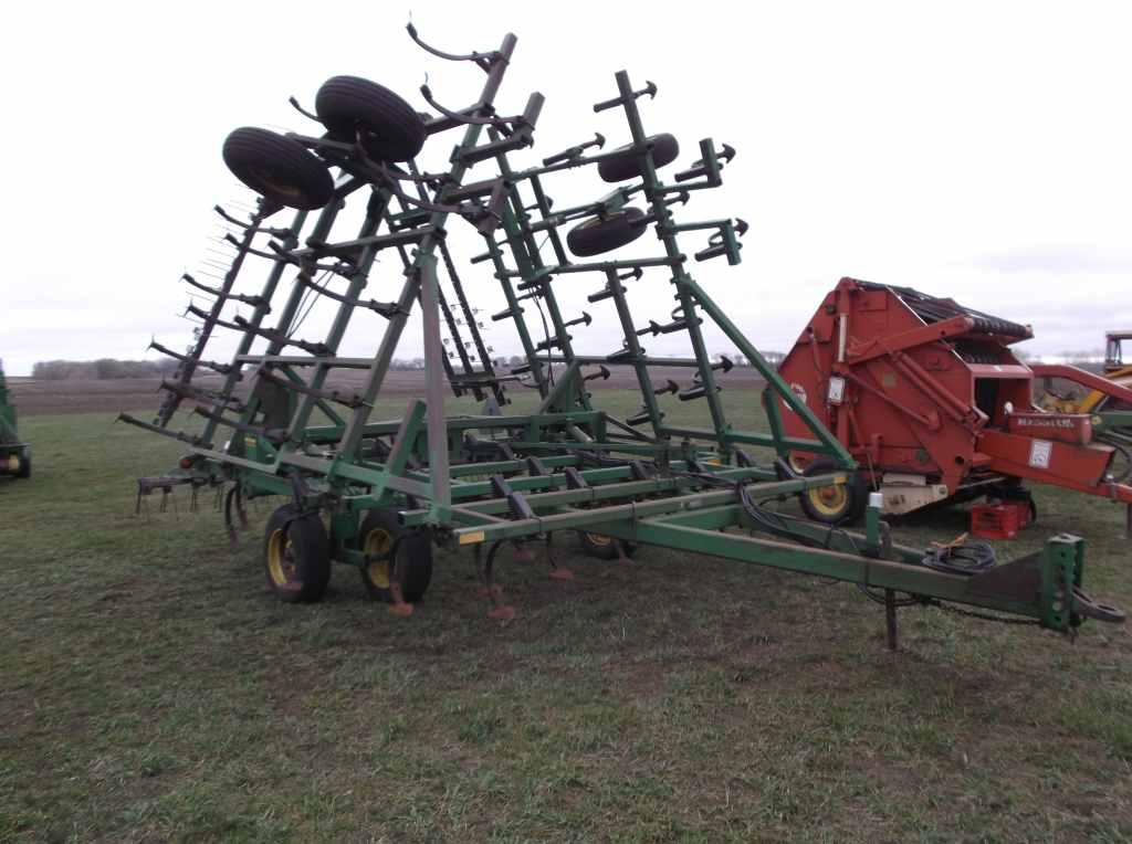 John Deere 960 Field Cultivator