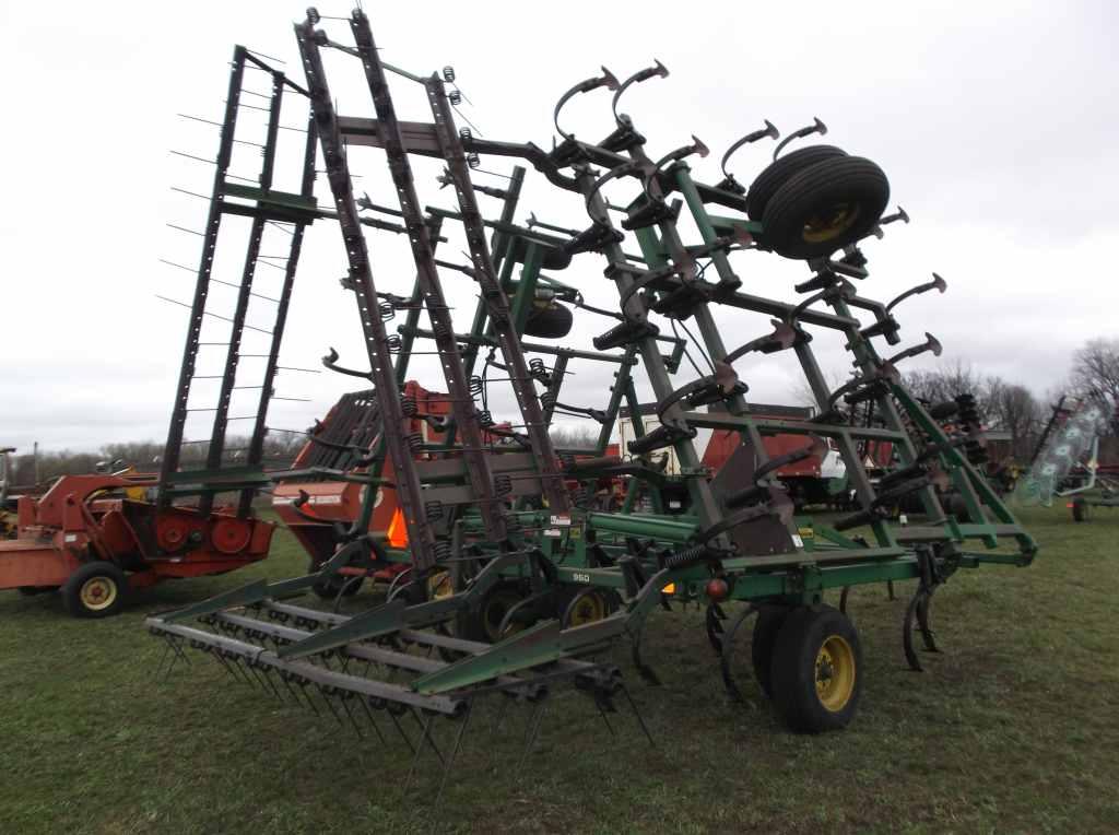 John Deere 960 Field Cultivator