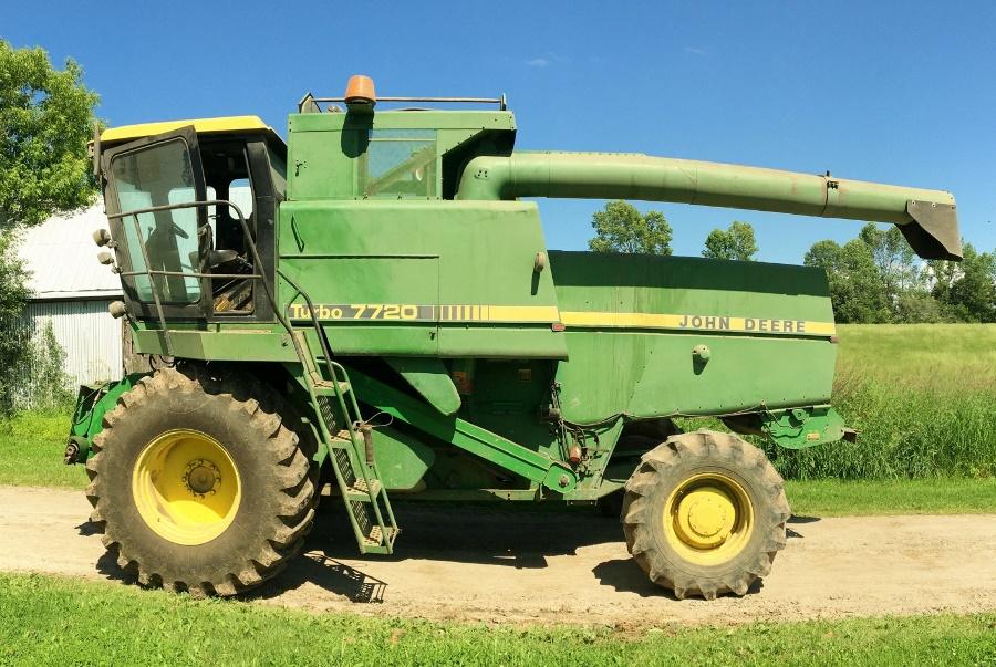 JD 7720 4 Wheel Drive Turbo Combine!