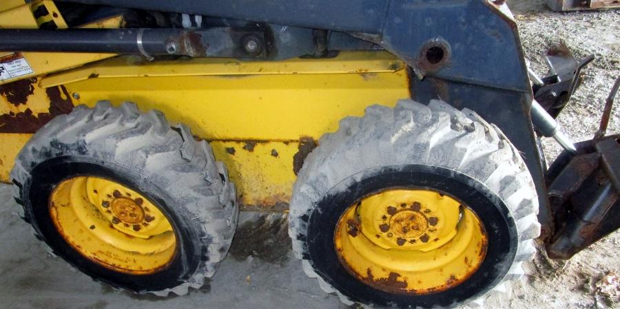 New Holland LS 140 Skid Steer with Enclosed Cab!