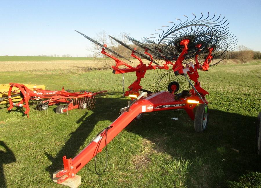 Kuhn SR110 Speed Rake 11 Wheels - Like New!