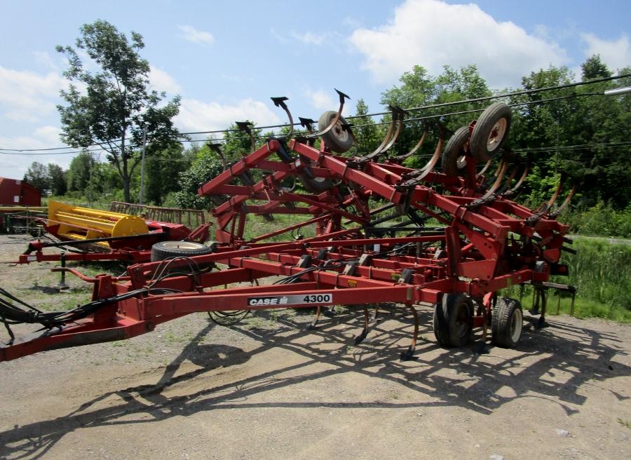 Case IH 4300 Cultivator!