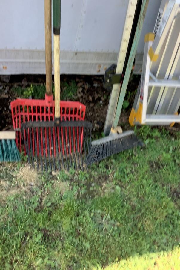 ASSORTED GARDEN TOOLS