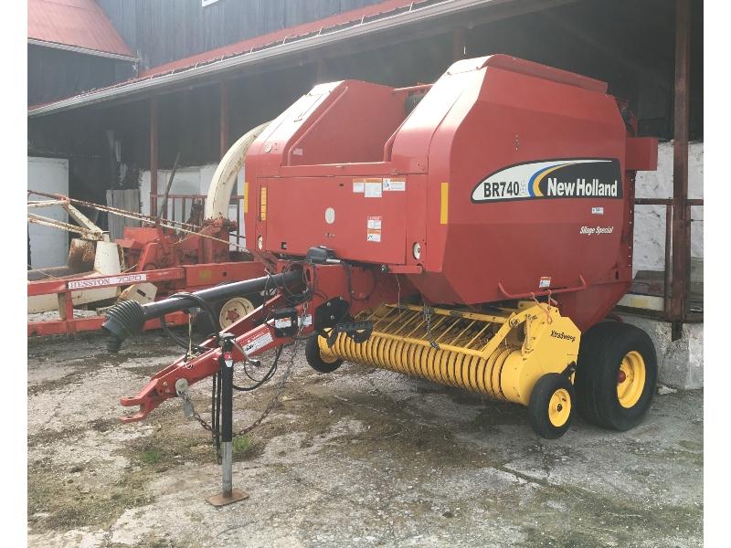 N.H. BR 740 A Silage Special Round Baler - Like New