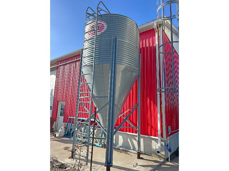 A/P Galvanized Feed Tank with 12' x 4" Auger