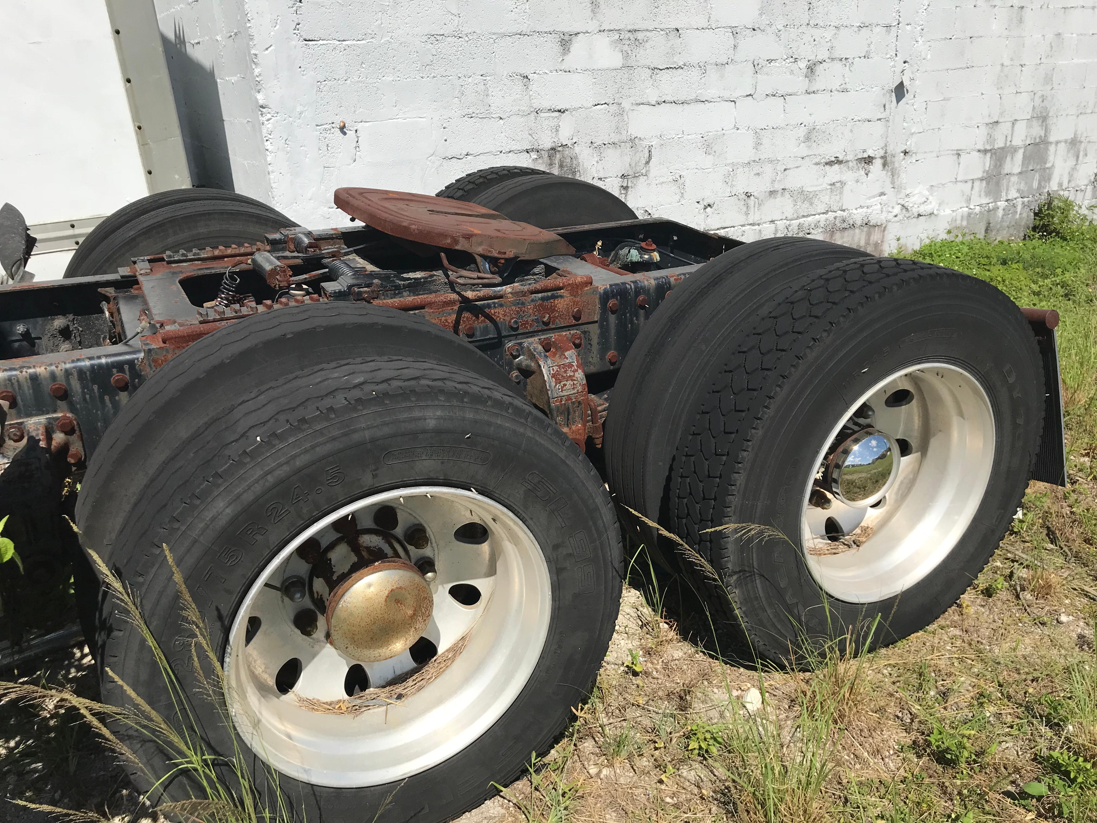 1994 PETERBILT 377 TRACTOR - 1XPCDB8X0RD346830 - WHITE - ODOMETER READS 2,052,745 MILES - ROCKWELL 9