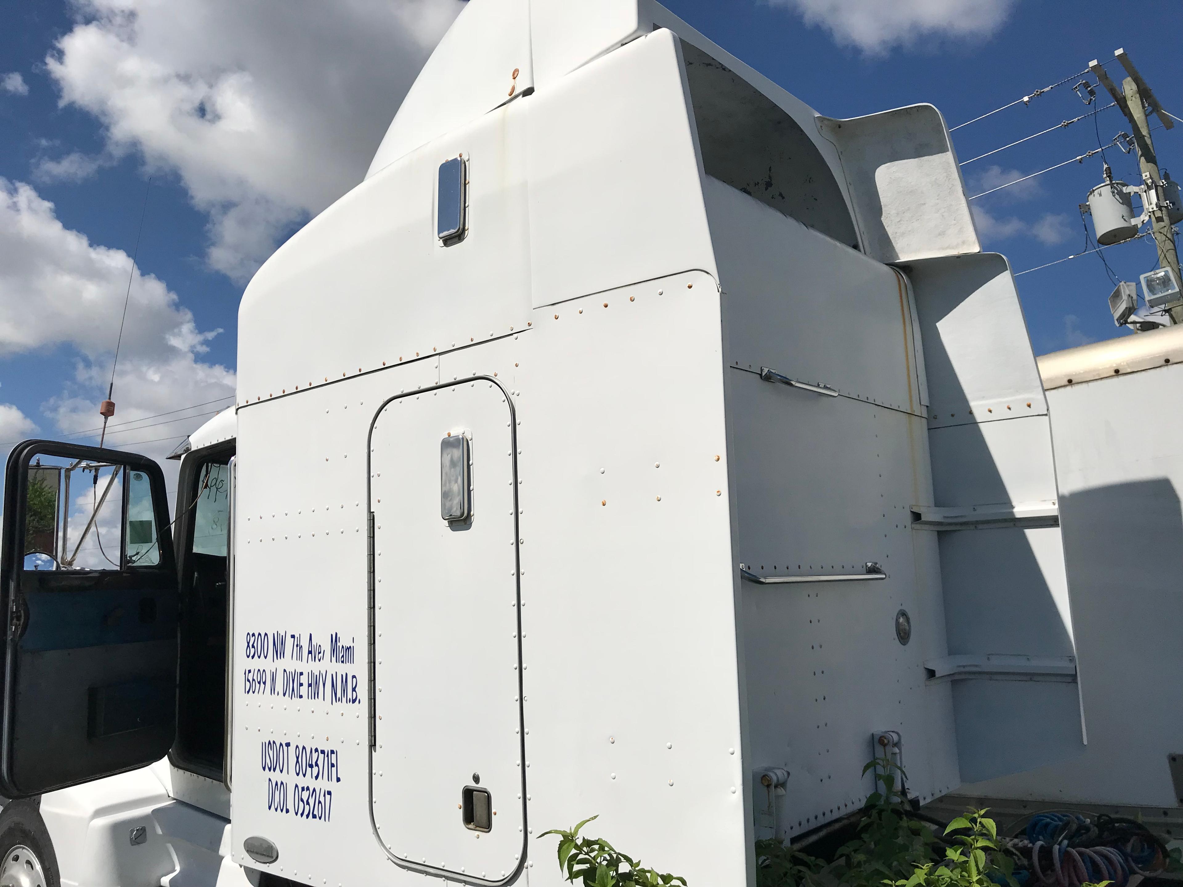 1994 PETERBILT 377 TRACTOR - 1XPCDB8X0RD346830 - WHITE - ODOMETER READS 2,052,745 MILES - ROCKWELL 9