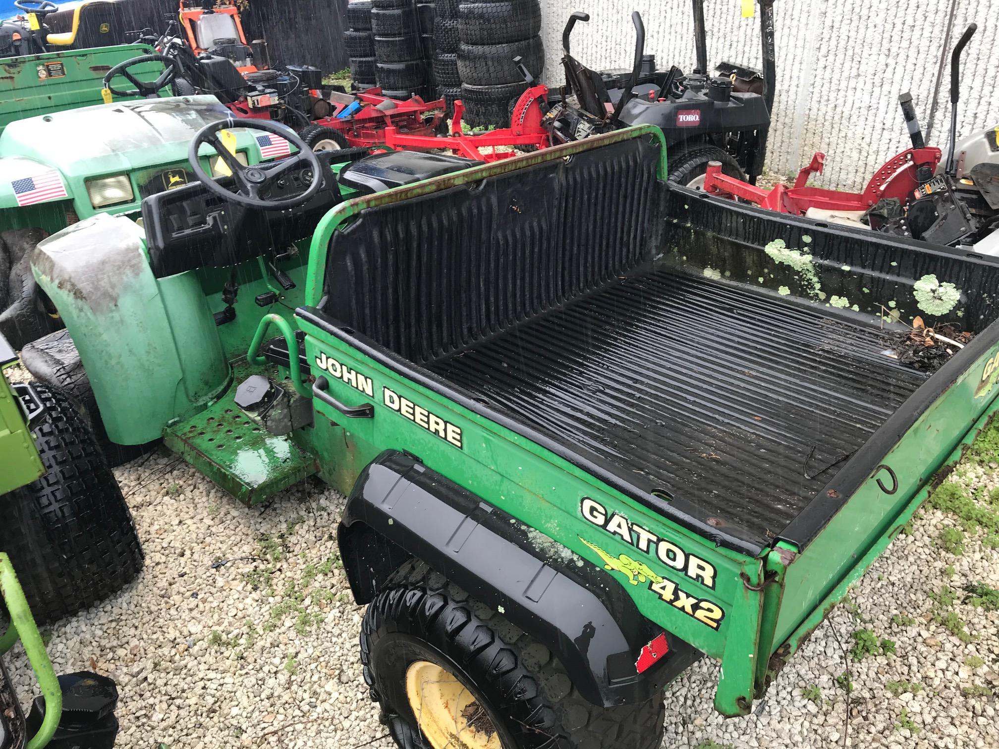 JOHN DEERE 4x2 GATOR (NEEDS REPAIRS)