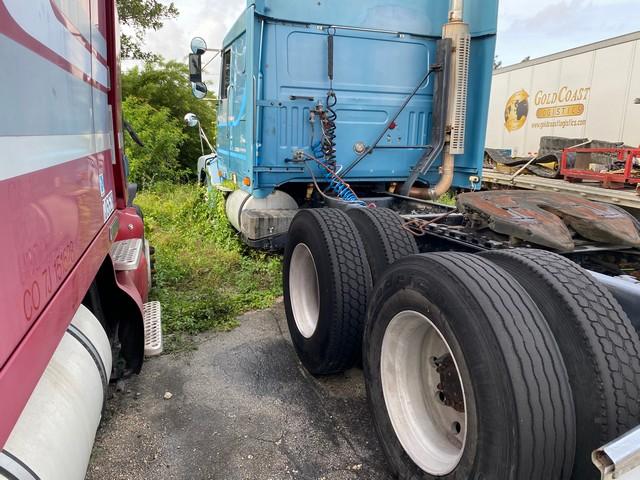 1996 VOLVO TRACTOR - VIN #4V4WDBRHXTN732960 - BLUE - SLEEPER CAB - 10 SPEED EATON TRANSMISSION - DD9