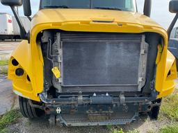 2011 FREIGHTLINER CASCADIA TRACTOR - VIN #1FUJGLDRXCSBD2323 - YELLOW - SLEEPER CAB - DETROIT DD15 EN