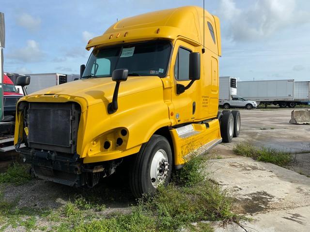 2011 FREIGHTLINER CASCADIA TRACTOR - VIN #1FUJGLDRXCSBD2323 - YELLOW - SLEEPER CAB - DETROIT DD15 EN