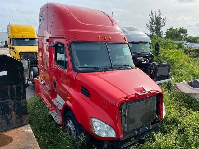 2012 FREIGHTLINER CASCADIA TRACTOR - VIN #1FUGGHDV3DSBH7786 - RED - SLEEPER CAB - MILES UNKNOWN (NO 