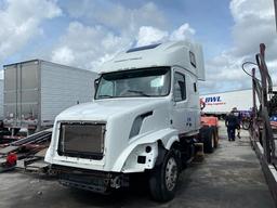 2005 VOLVO TRACTOR - VIN #4V4NC9EH8GN933954 - WHITE - SLEEPER CAB - D13 ENGINE / 455HP - MILES UNKNO