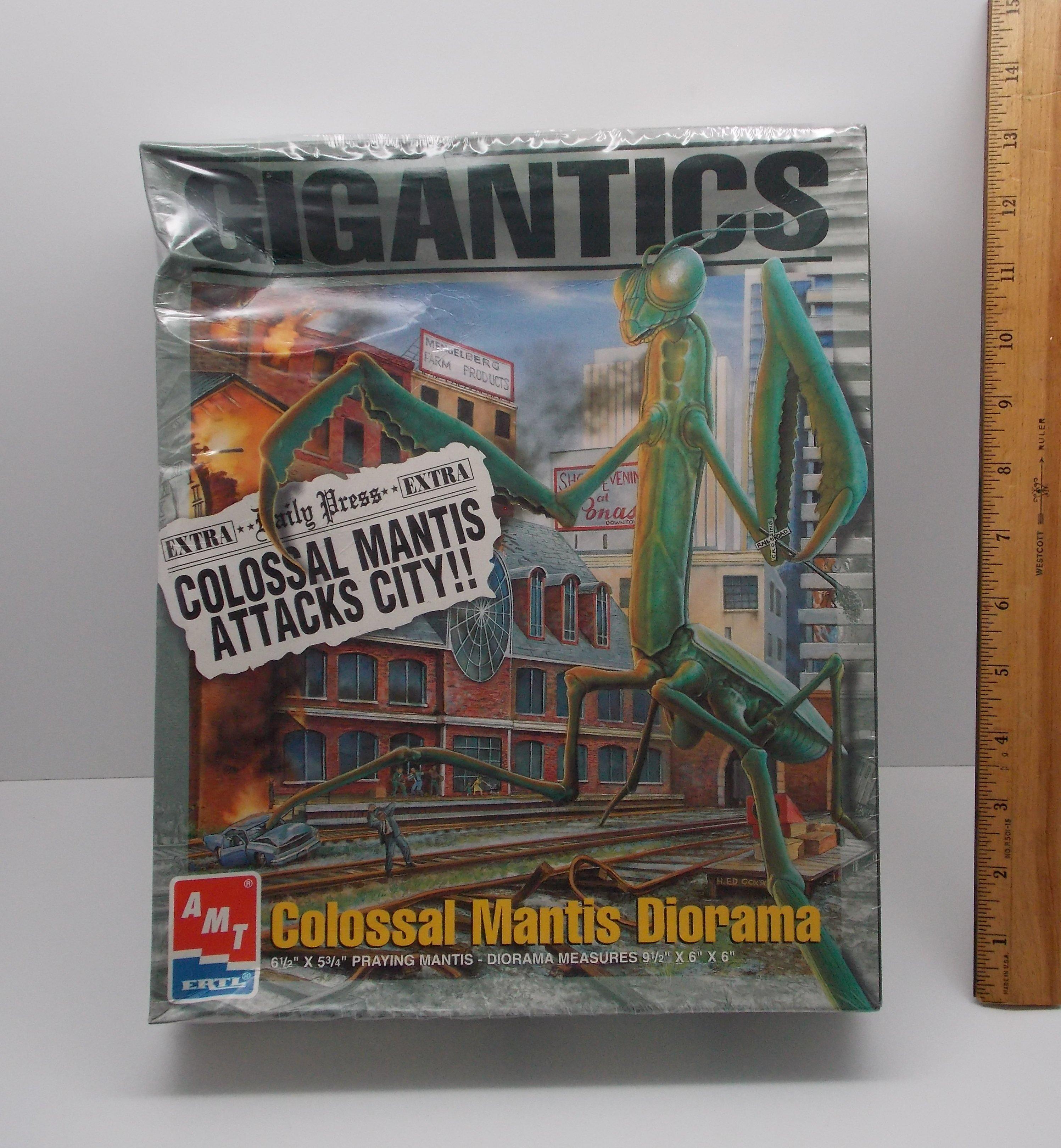 AMT Gigantics Colossal Mantis Diorama Model Kit