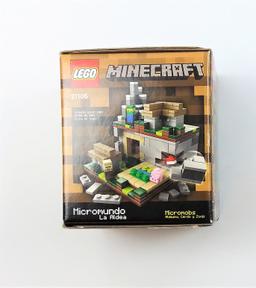 Lego 21105 MineCraft Micro World The Village 466 Piece Building Block Set