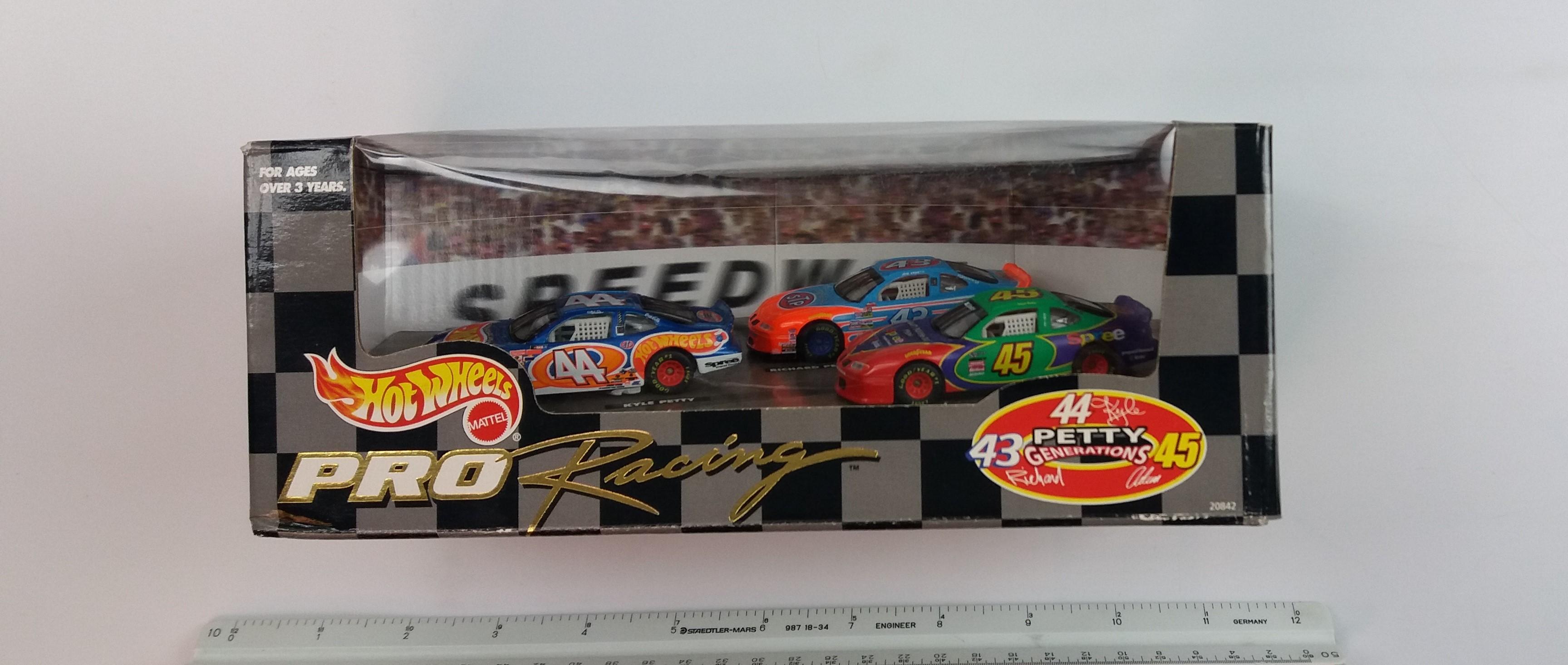 Hot Wheels PRO RACING 1998 Target Special Edition PETTY GENERATIONS 1:64 3-Car Set