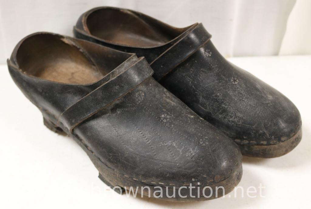 (3) Old pairs of shoes incl. wooden sandals