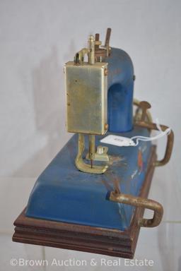 Artcraft Metal Products "Junior Miss" sewing machine, 1940-50 West Haven, Conn