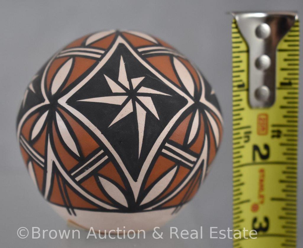 (4) Native American seed pots, various sizes and shapes, signed Acoma