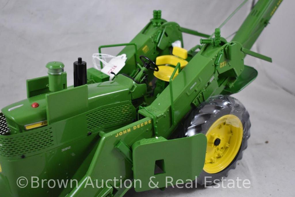 John Deere Precision Classics "The 4020 Tractor with 237 Corn Picker", 1/16 Scale, mib