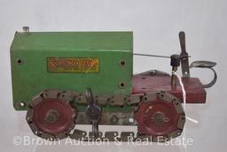 1920's Structo wind-up tractor crawler, 8"l