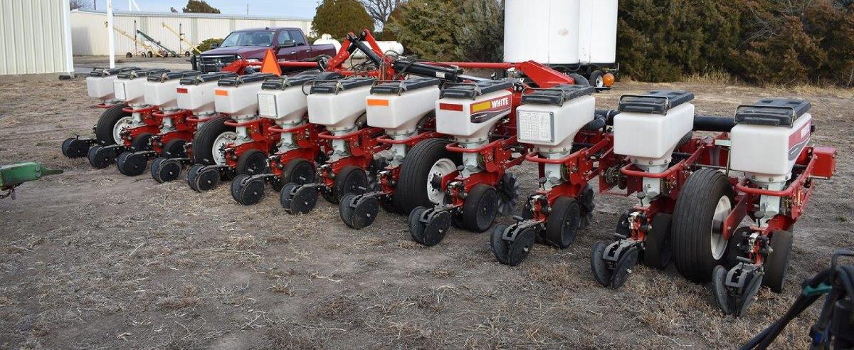 Masey Ferguson/white 8700 12-row Planter