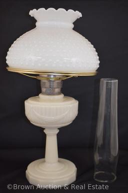 Aladdin Lincoln Drape kerosene lampe with hobnail milkglass shade