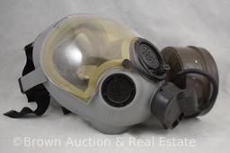 USA MAS-12940-144 riot gas mask and Military M9 ML gas mask canvas bag