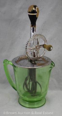 Green depression 4 cup measuring cup with beater