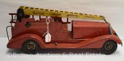 Tin friction fire truck (1 ladder)