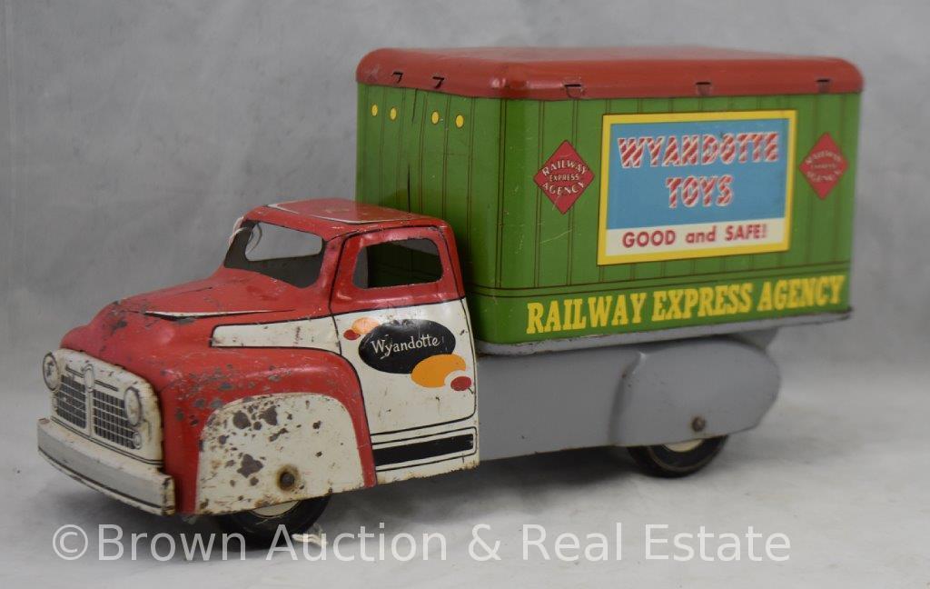 Wyandotte "Nation Wide Railway Express Agency" delivery truck