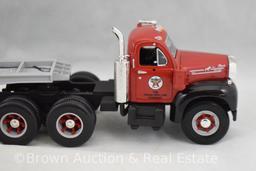 First Gear Texaco 1960 Model B-61 Mack tanden axle tractor with lowboy trailer