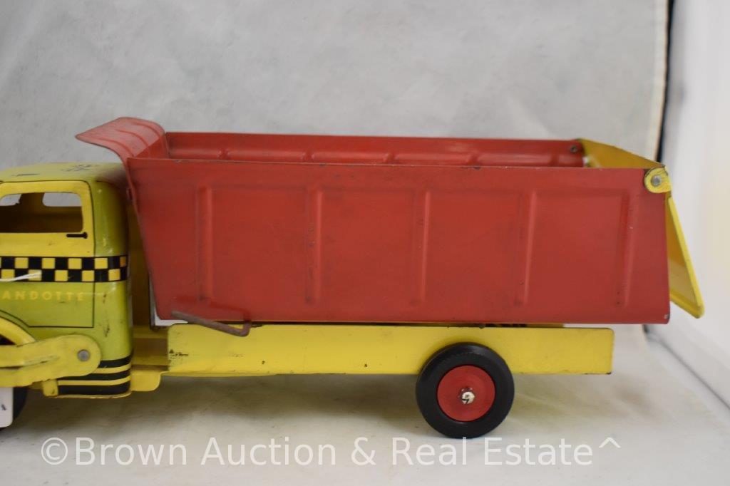 Wyandotte dump truck with front-end scoop and side tool box