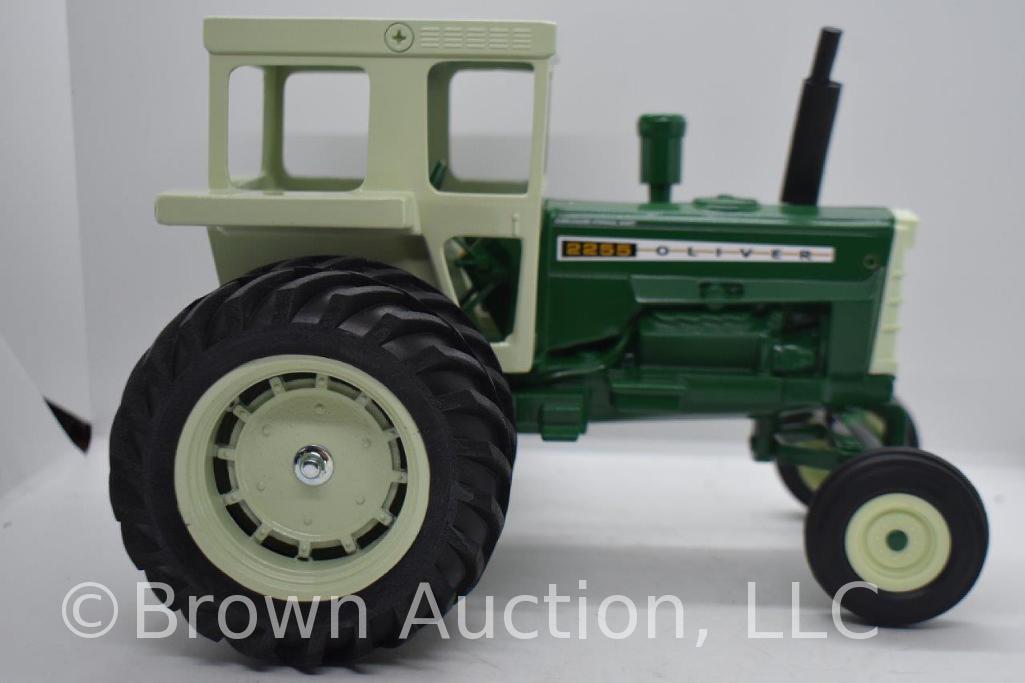 Oliver 2255 die-cast tractor, 1:16 scale