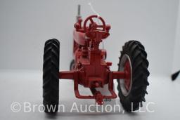 Farmall Super M die-cast tractor, 1:16 scale