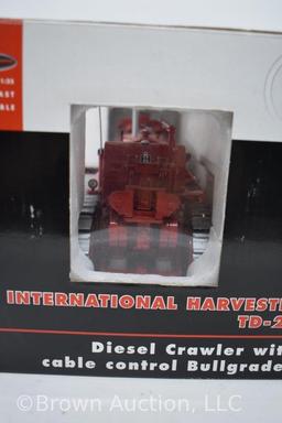 International TD-24 diesel crawler Trac-Tractor with cable control Bullgrader, die-cast, 1:25 scale