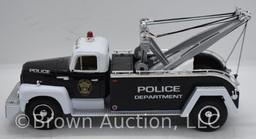 1957 International R-200 Tow Truck, die-cast, 1:34 scale