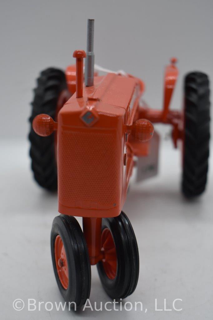 Allis-Chalmers D17 die-cast tractor, 1:16 scale