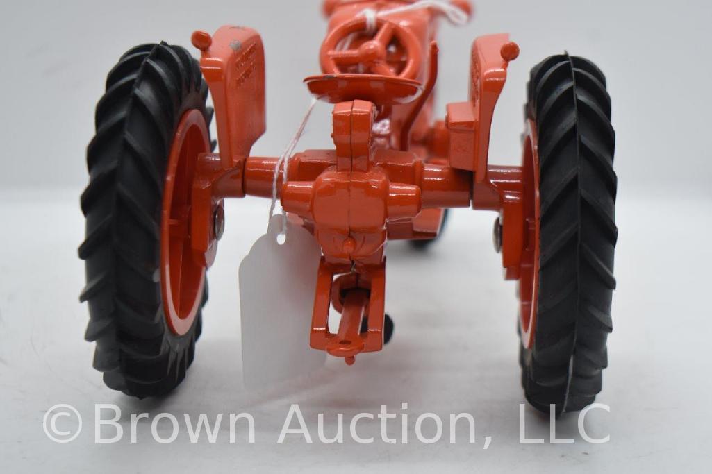 Allis-Chalmers D17 die-cast tractor, 1:16 scale