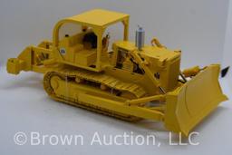 International TD-25 crawler die-cast model, 1:25 scale