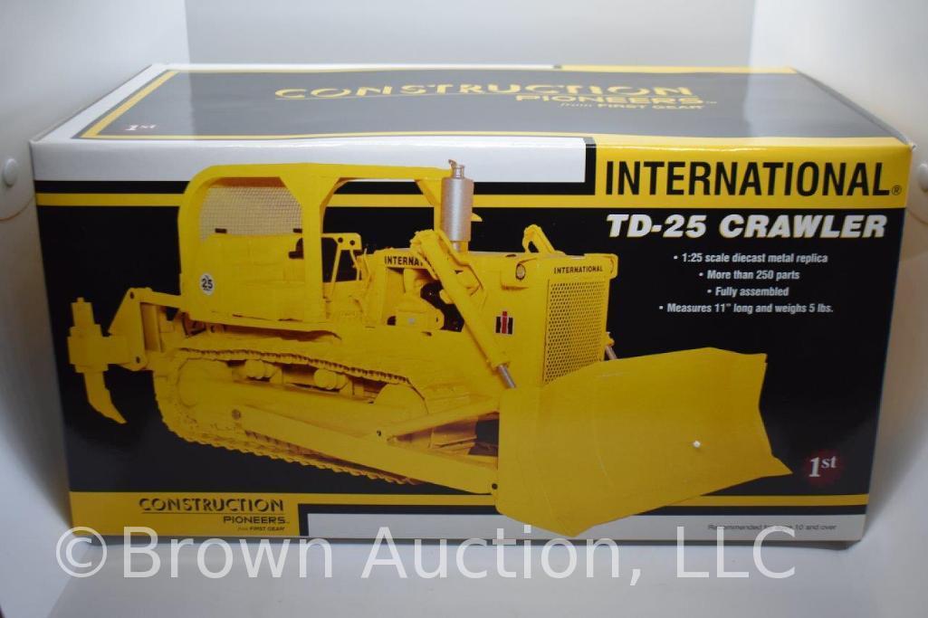 International TD-25 crawler die-cast model, 1:25 scale