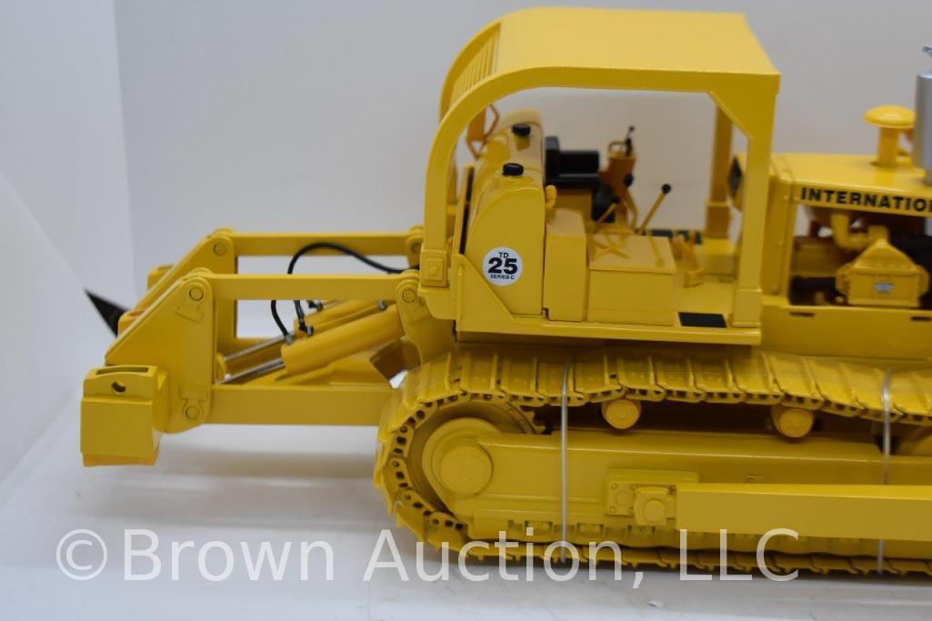 International TD-25 crawler die-cast model, 1:25 scale