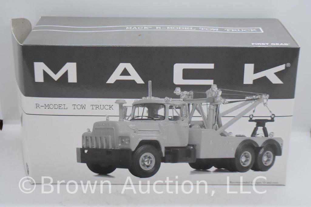 Mack R-Model Tow Truck, 1:34 scale
