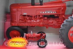 Farmall 300 die-cast tractor, 1:16 scale