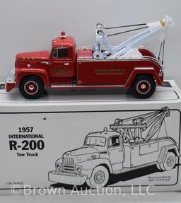 1958 International R-200 Tow Truck, die-cast, 1:34 scale