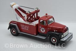 1957 International R-200 Tow Truck, die-cast, 1:34 scale