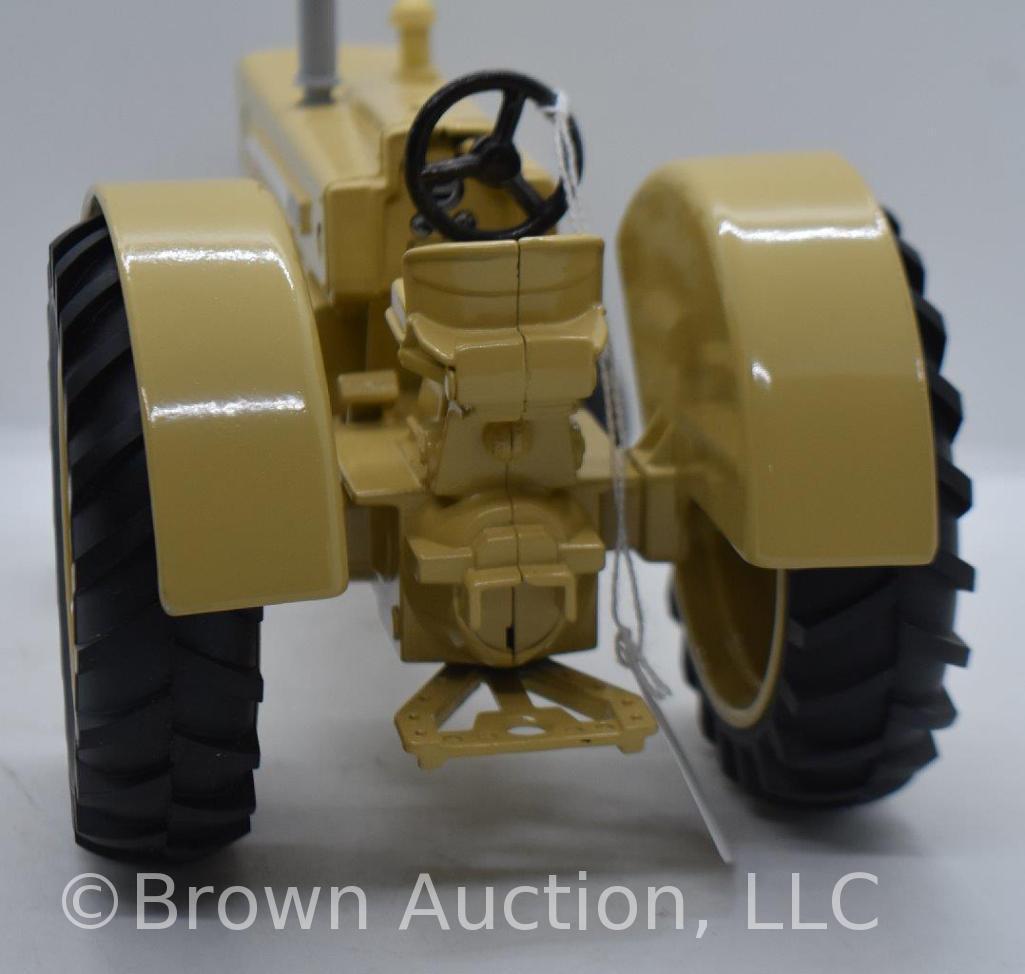 Cockshutt 560 die-cast tractor, 1:16 scale