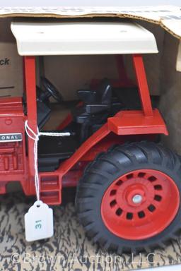 International 886 die-cast tractor, 1:16 scale