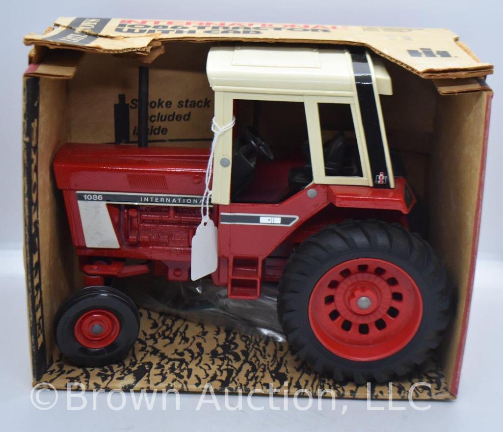 International 1086 die-cast tractor, 1:16 scale