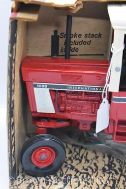 International 1086 die-cast tractor, 1:16 scale